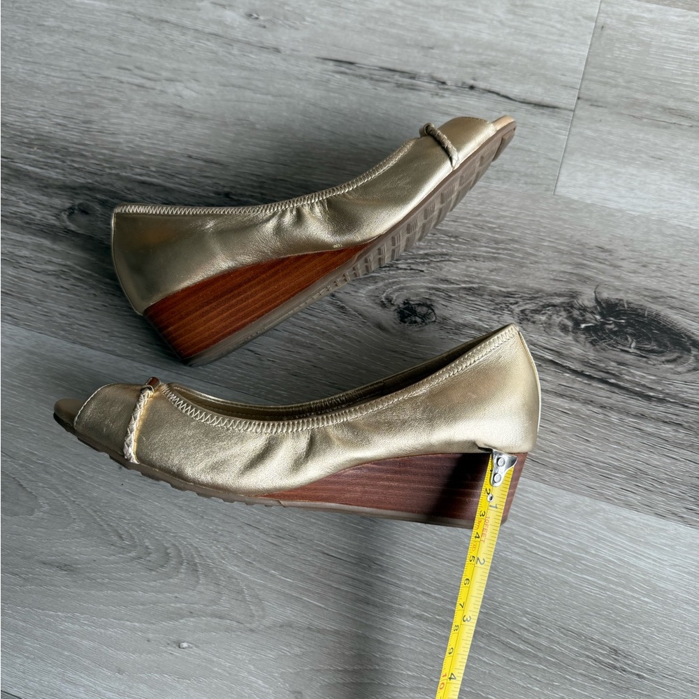 Cole Haan Gold Peep Toe Flats/Wedge Heels, Size 5.5 - Picture 8 of 17